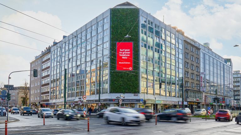 A piece of green in urban grey: blowUP media Germany launches a Vertical Garden® in Düsseldorf for Vodafone in cooperation with StroehleinConsult